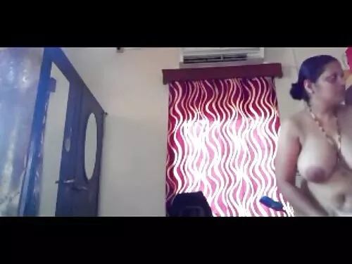 तीन काला केटाहरु संग ...