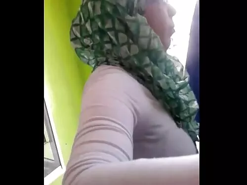 आकर्षक गोरा कुदल एरि ...